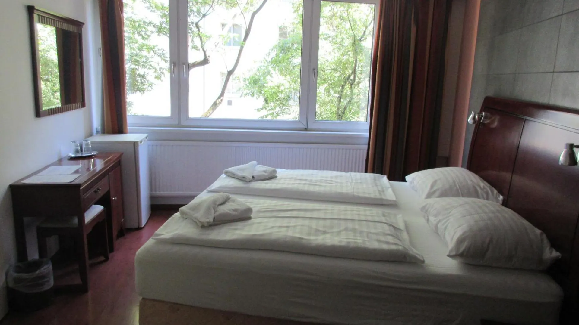 Hotel Attache L Contactless Check-In Wien