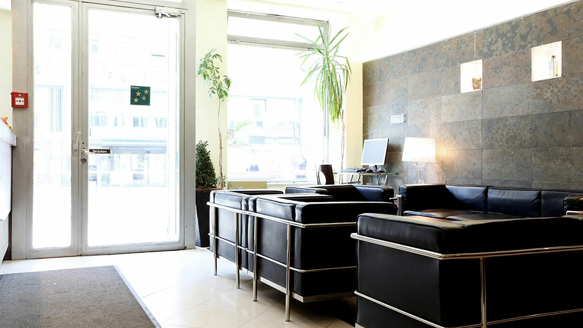 ***  Hotel Attache L Contactless Check-In Vienna Austria