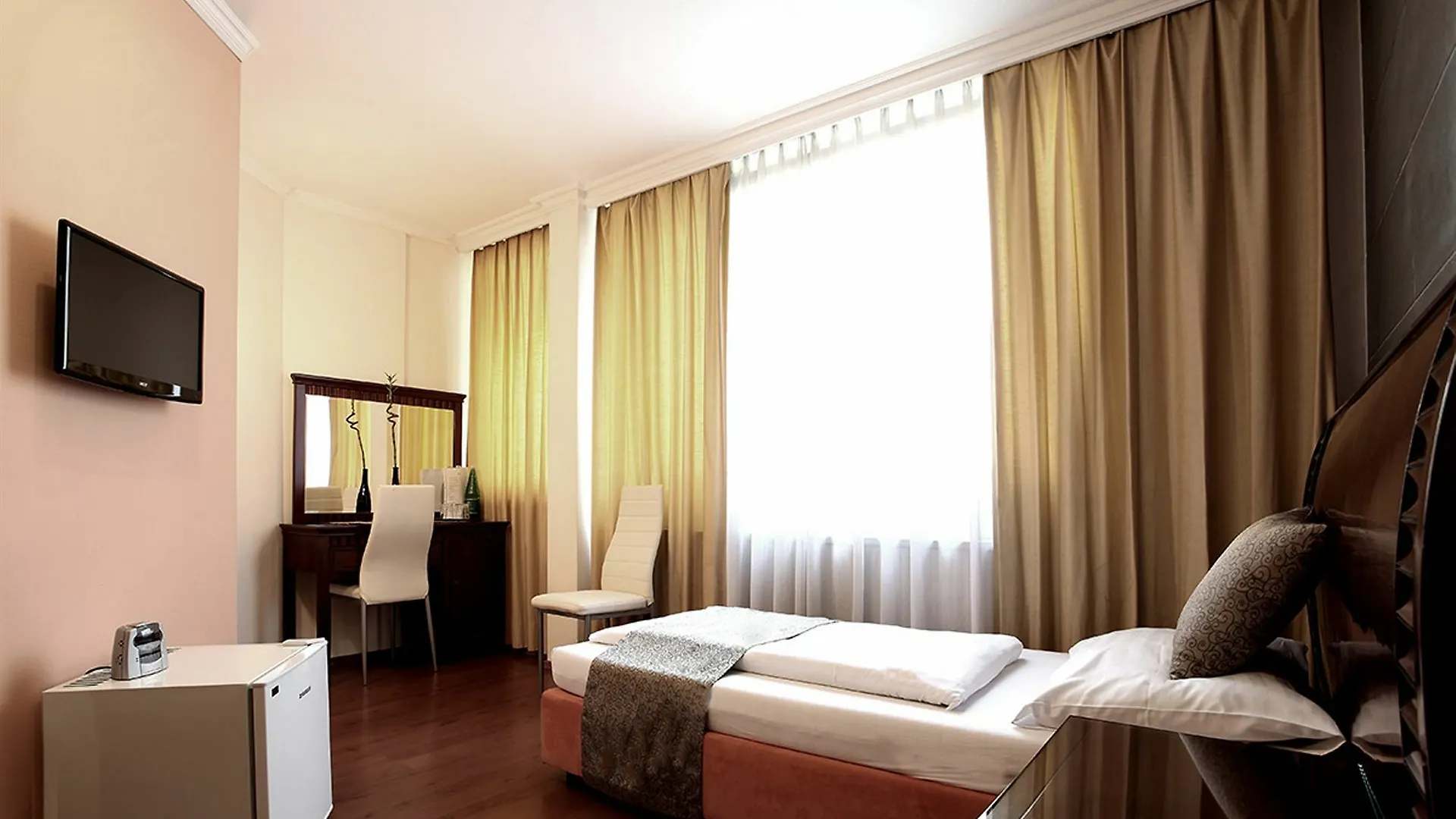 ***  Hotel Attache L Contactless Check-In Vienna Austria